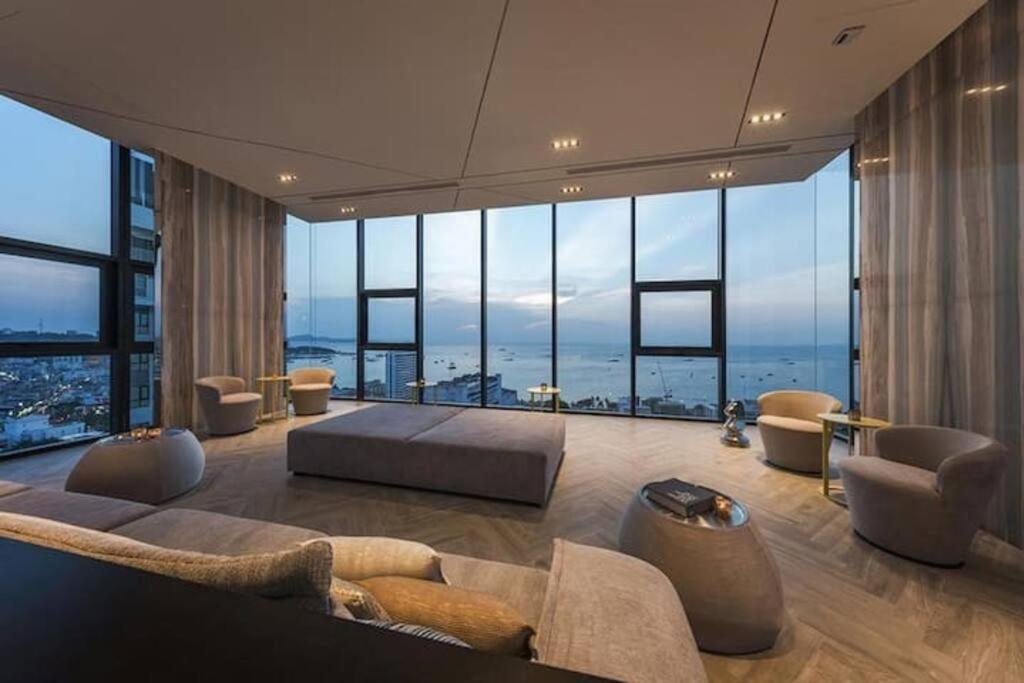 The Base Central Pattaya Exteriör bild