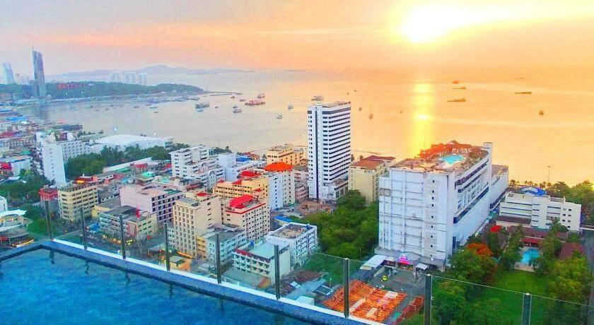 The Base Central Pattaya Exteriör bild