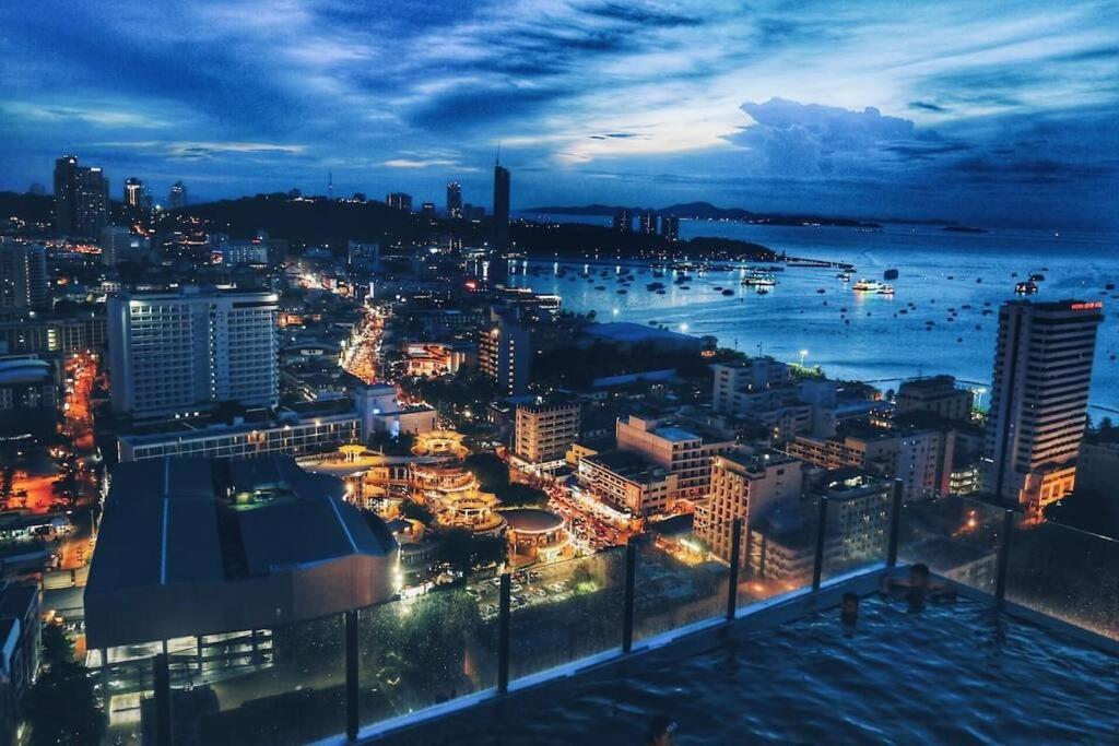 The Base Central Pattaya Exteriör bild