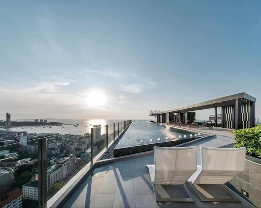 The Base Central Pattaya Exteriör bild