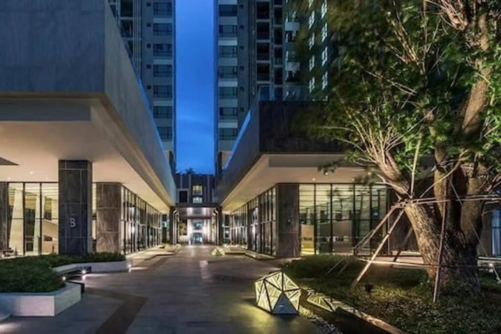 The Base Central Pattaya Exteriör bild