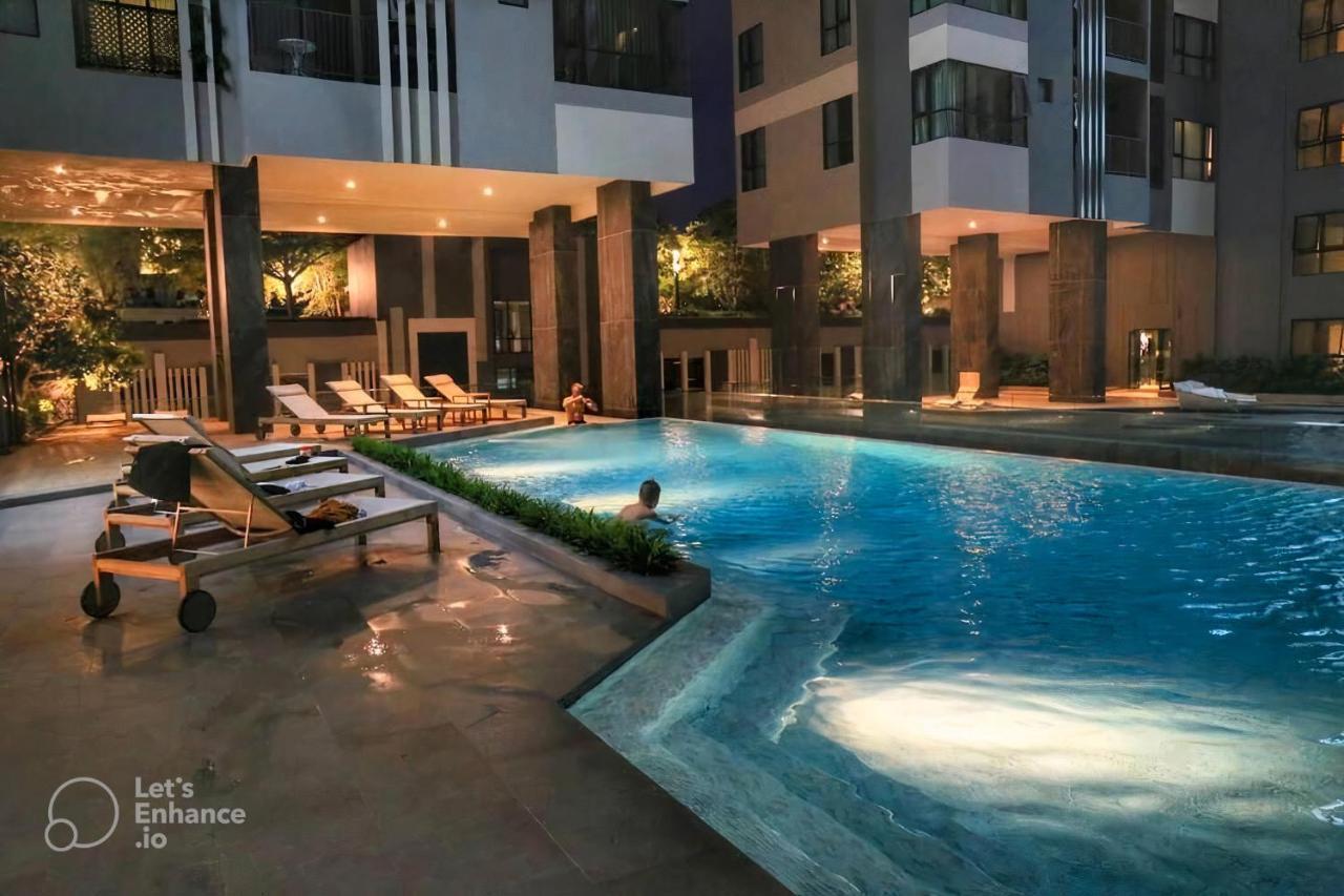 The Base Central Pattaya Exteriör bild